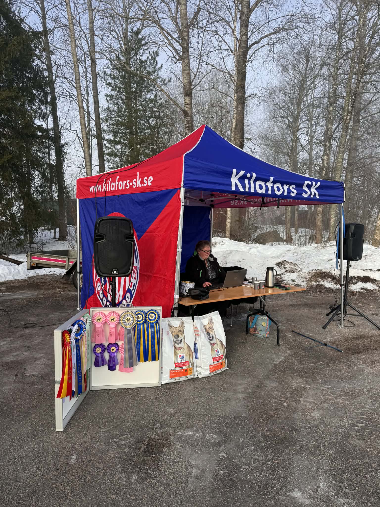 Rose-Marie ställer i ordning. 